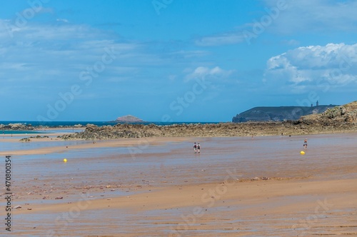   Pl  h  rel plage  anse du croc au cap Fr  hel dans les c  tes d Armor en Bretagne.  