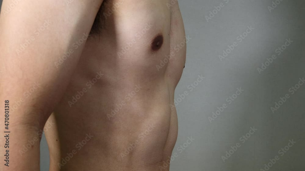 腹筋に力を入れる裸の日本人男性 腹筋に力を入れる裸の日本人男性