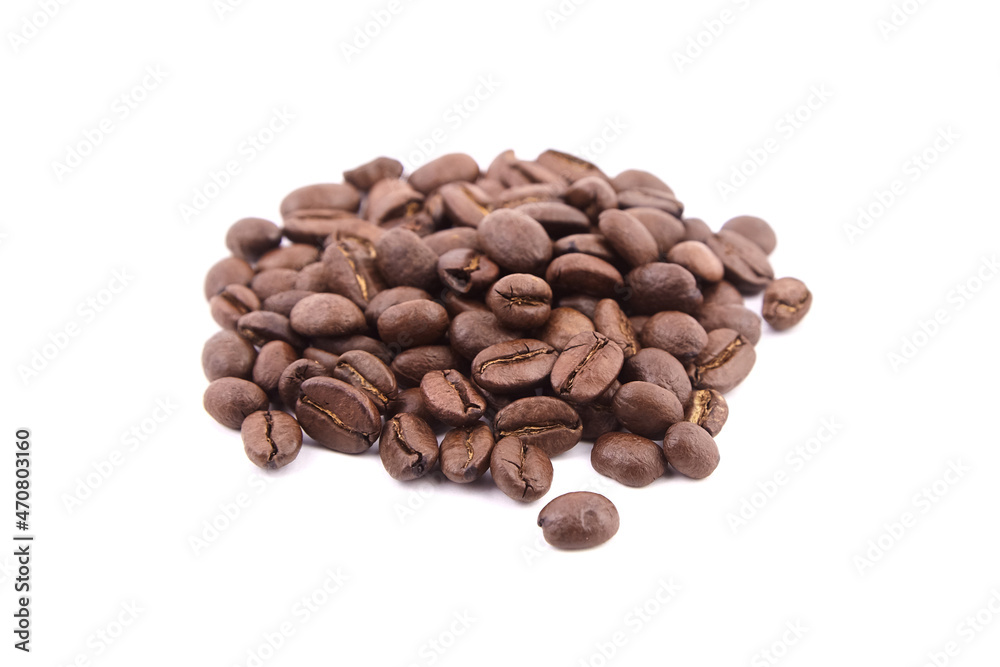 Obraz premium Roasted coffee beans isolated on white