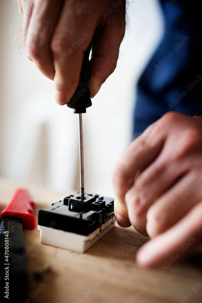 Obraz premium Electrician working