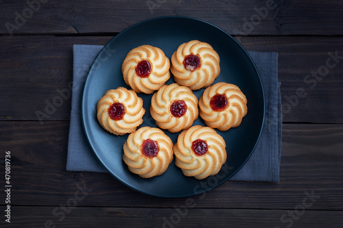 Fotografía Kurabye shortbread cookies with berry jam in a black plate