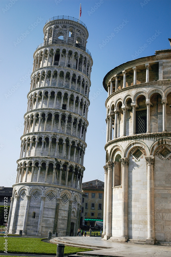 Pisa, Toscana. Torre Pendente con Abside del Battistero