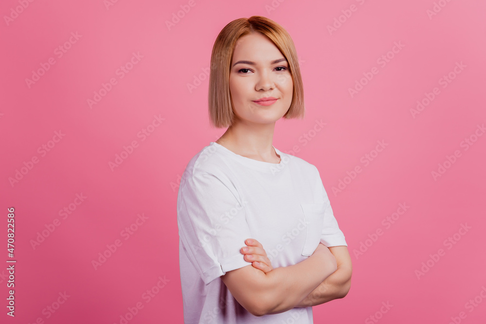 Photo of self-assured lovely lady crossed arms wear white t-shirt isolated on pink background Photo of self-assured lovely lady crossed arms wear white t-shirt isolated on pink background