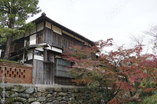 古民家と紅葉