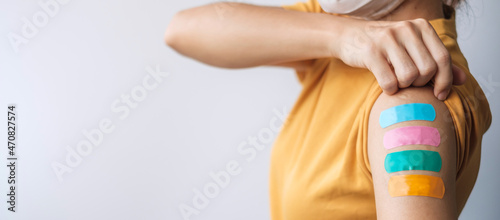 Fotografía woman showing plaster after receiving covid 19 vaccine