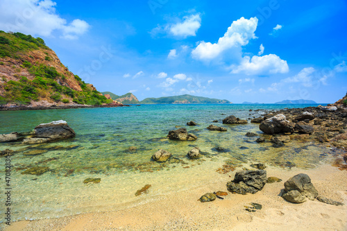 Fototapeta Naklejka Na Ścianę i Meble -  Tropical island rock on the beach with blue sky. Koh kham pattaya thailand 
