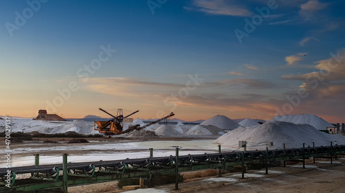 Cuadro en lienzo Vega Baja del Segura - Torrevieja - Salinas de Torrevieja, un lago salado, un pa