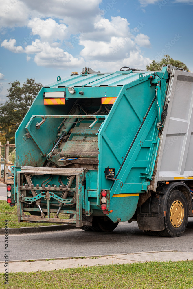 Foto de A garbage truck picks up garbage in a residential area