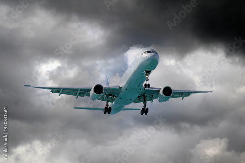 Flugzeug (Jet) am Himmel bei schlechtem Wetter