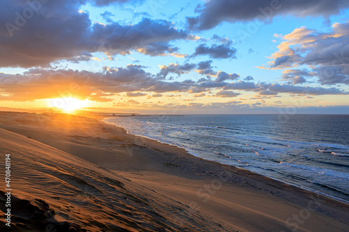 Fototapeta Naklejka Na Ścianę i Meble -  鳥取砂丘と夕日　鳥取県鳥取市　Tottori Sand Dunes and Sunset. Tottori-ken Tottori city