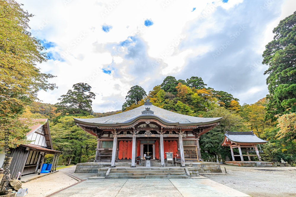 Fototapeta premium 秋の大山寺 本堂 鳥取県大山町 Autumn Daisenji temple. Tottori-ken Daisen town