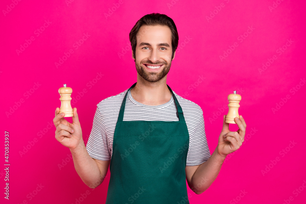 Photo of young cheerful guy hold jar culinary cuisine food supper isolated over magenta color background Photo of young cheerful guy hold jar culinary cuisine food supper isolated over magenta color background