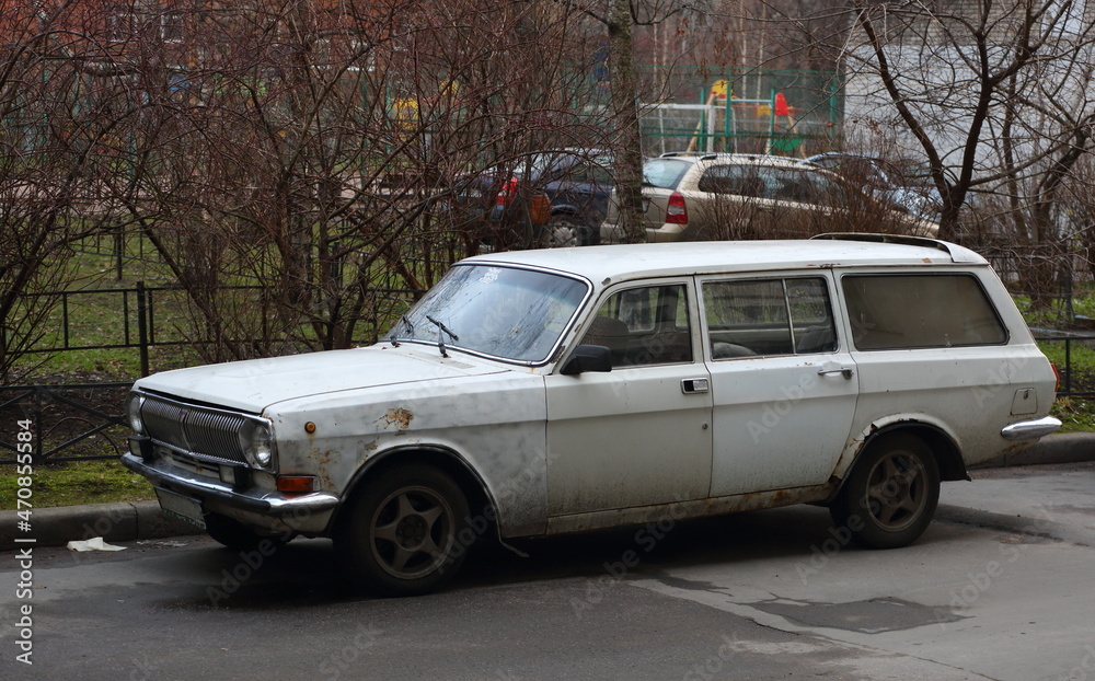 An old rusty Soviet car at the entrance of a residential building, Iskrovsky Prospekt, Saint Petersburg, Russia, november 2021 An old rusty Soviet car at the entrance of a residential building, Iskrovsky Prospekt, Saint Petersburg, Russia, november 2021