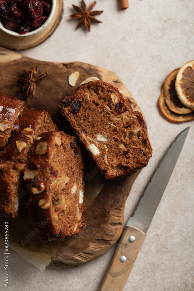 Pain d'épices de Noël avec fruits secs oranges et amandes Pain d'épices de Noël avec fruits secs oranges et amandes