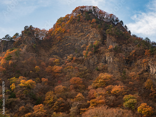 群馬県妙義山の紅葉　11月 © 正人 竹内