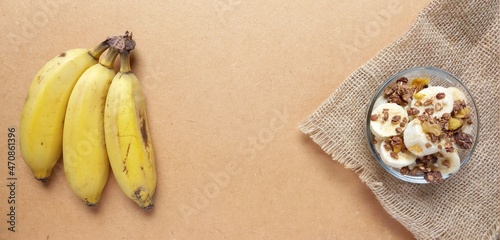 Banana picada e granola fundo de madeira photo