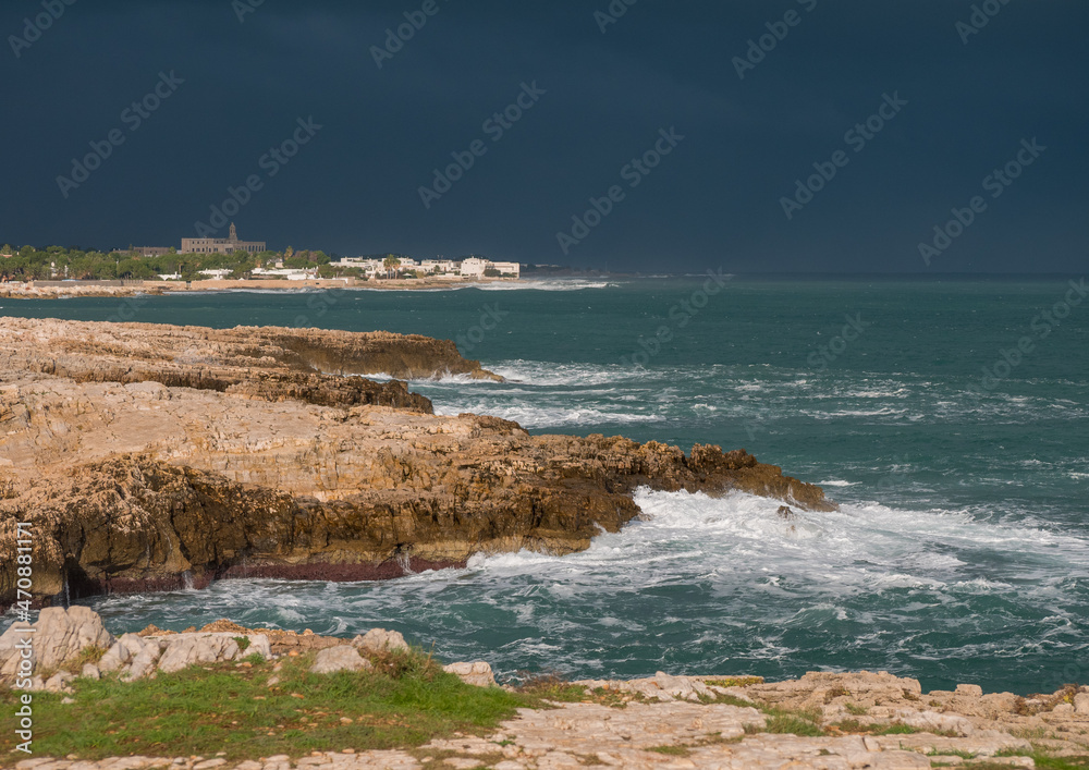 Costa del mar Adriático en Polignano al Mare, región de Puglia, Sur de Italia.