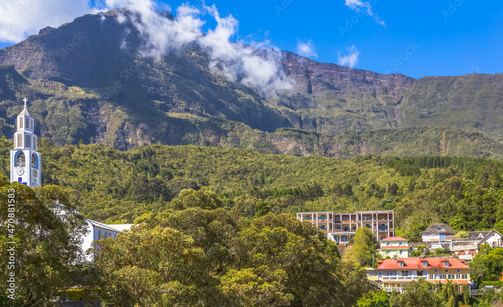 Village de Cilaos et le Piton des Neiges, île de la Réunion 
