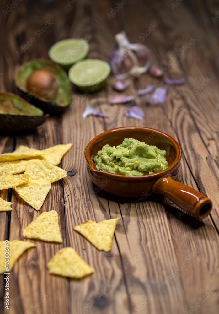 avocado dip flavored with garlic, chili, pepper, and lime juice with corn nachos avocado dip flavored with garlic, chili, pepper, and lime juice with corn nachos