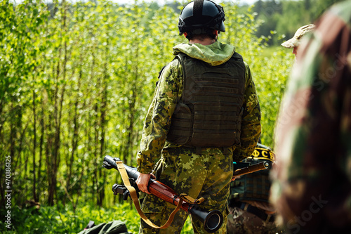 Foto a soldier shoots an RPG