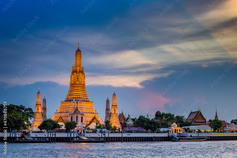 Fototapeta premium Wat Arun landmark in Bangkok City, Thailand 