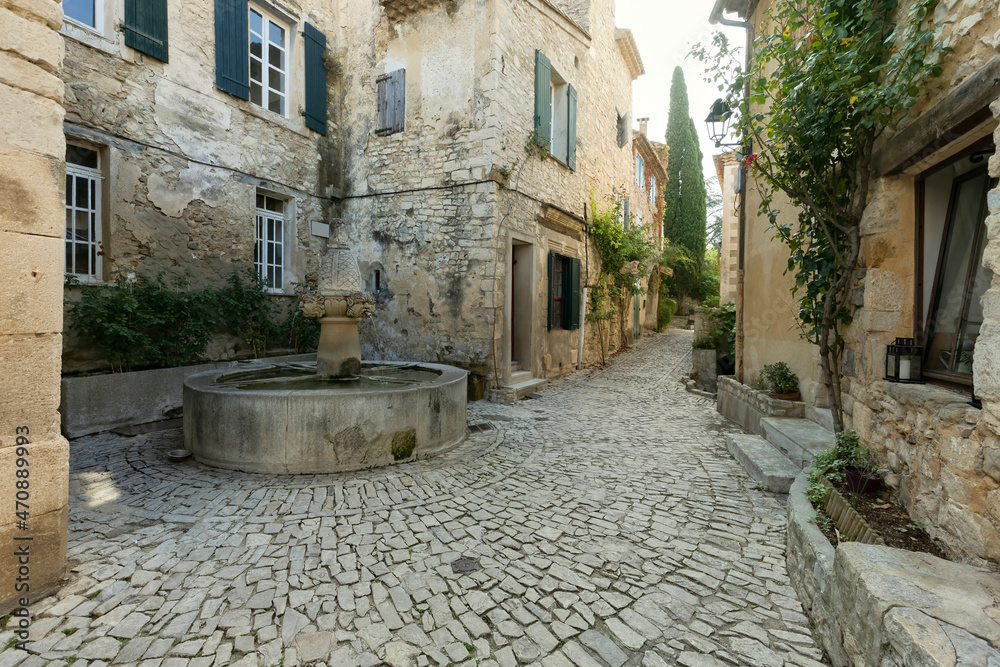 Historischer Brunnen im Dorf Seguret in der Provence, Vaucluse, Frankreich - obrazy, fototapety, plakaty 