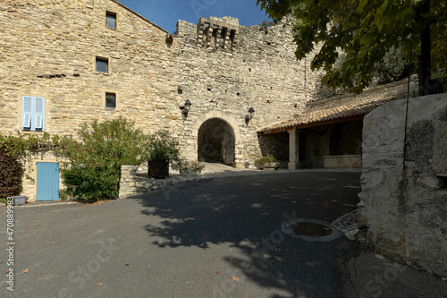 Das Dorf Seguret in der Provence, Vaucluse, Frankreich photo