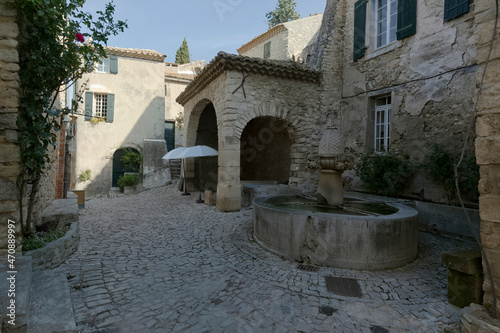 Fototapeta Naklejka Na Ścianę i Meble -  Historischer Brunnen im Dorf Seguret in der Provence, Vaucluse, Frankreich