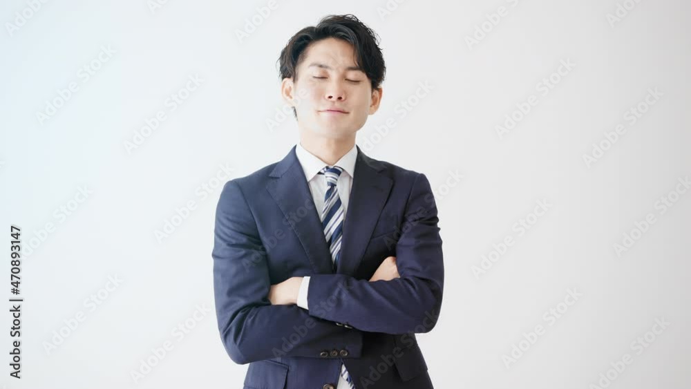 腕組みをするビジネスマン 腕組みをするビジネスマン