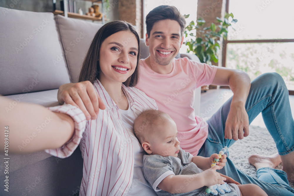 Obraz premium Photo of blogger parenthood mommy hold camera take selfie wear casual outfit in comfortable apartment home indoors