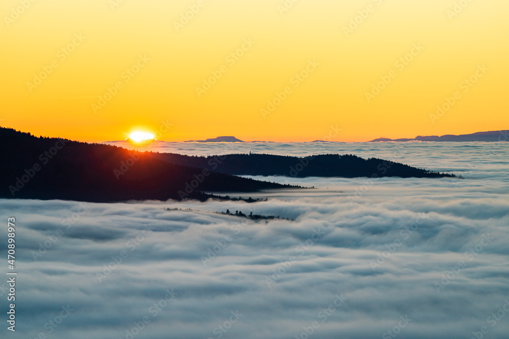 Schwarzwälder Sonnenuntergang über dem nebelverhangenen Rheingraben