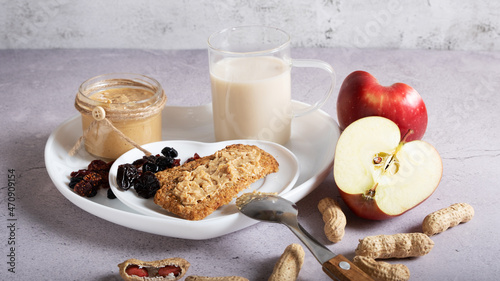 Fotografia Cookies with oat milk and dried berries