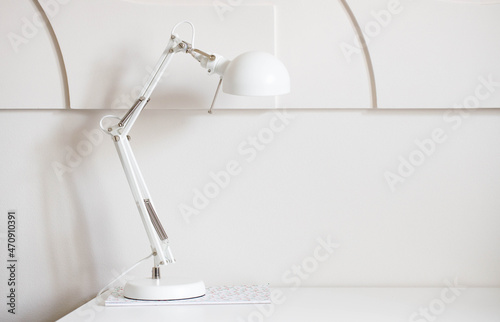 Puste wnętrze - jasny pokój - biała ściana - lampa - biurko - stół, tło do mock up