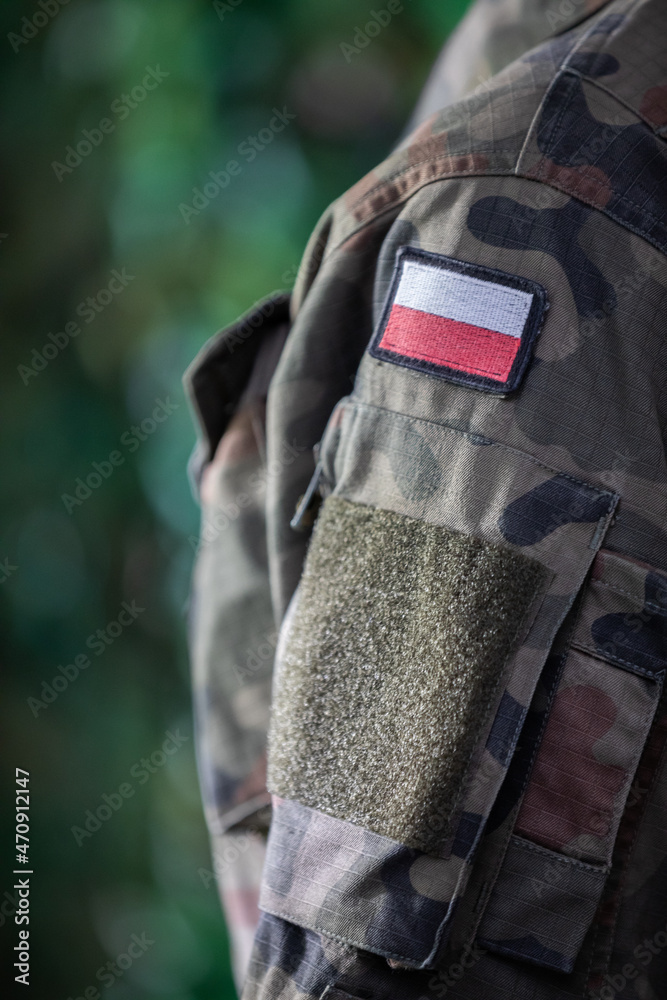 Φωτογραφία The arm of a Polish soldier with the national white and red flag