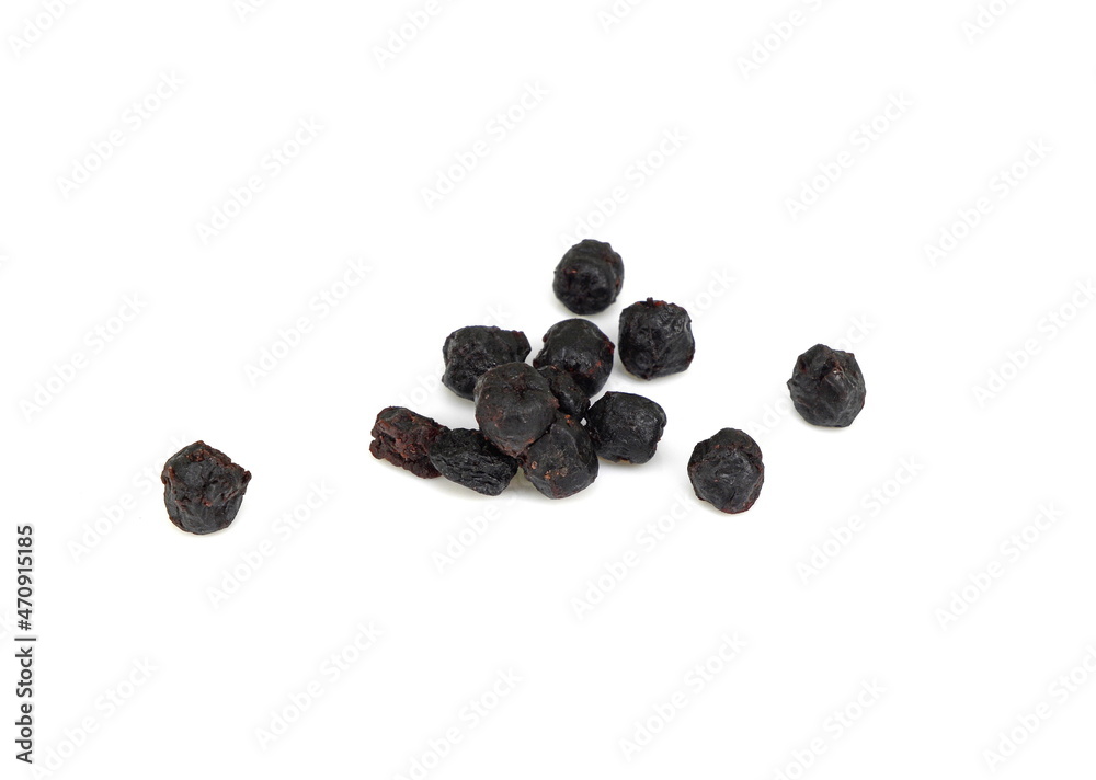 Obraz premium Dried aronia berries isolated on white background
