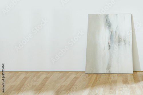 Wnętrze - biała ściana, drewniana podłoga, obraz, tło do fotografii produktowej