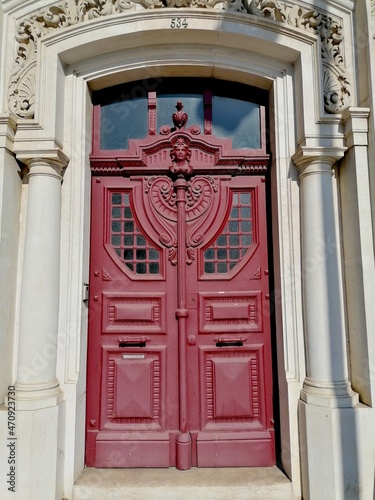Fototapeta Naklejka Na Ścianę i Meble -  historische Eingangstür in Lissabon