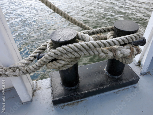 Quadro em tela Mooring poles wrapped with meerschaum rope