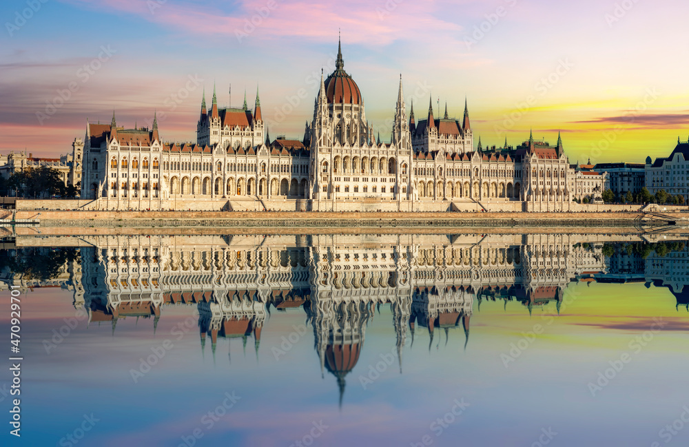 Fototapeta premium Hungarian Parliament building at sunset in Budapest, Hungary