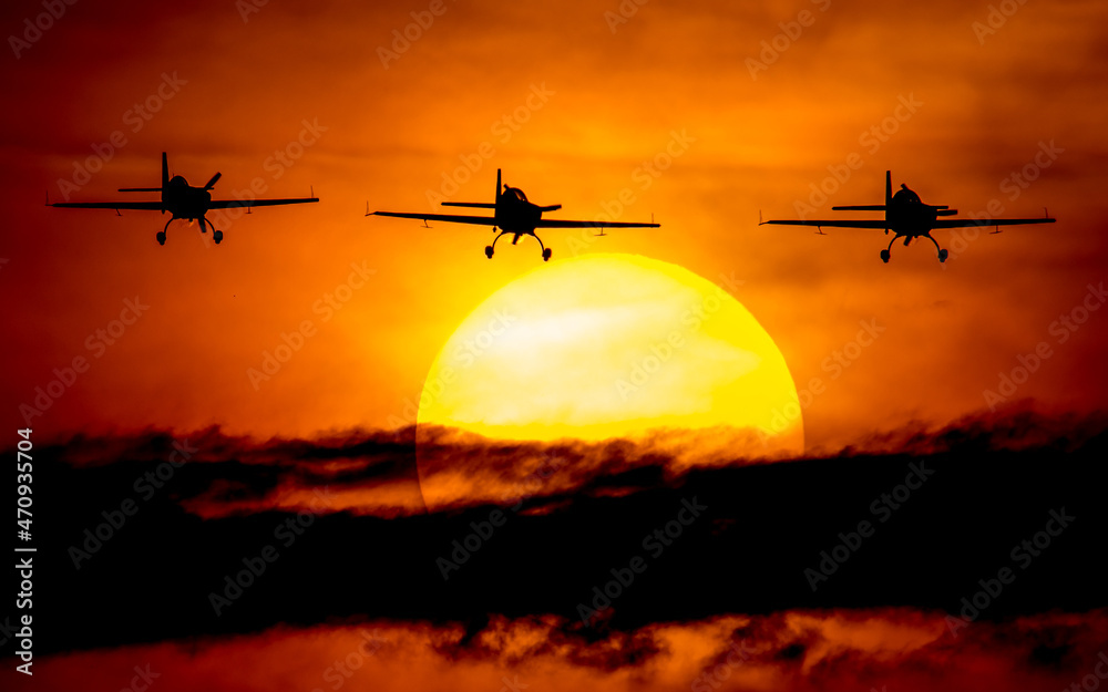Piękna formacja trzech samolotów na tle słońca - obrazy, fototapety, plakaty 