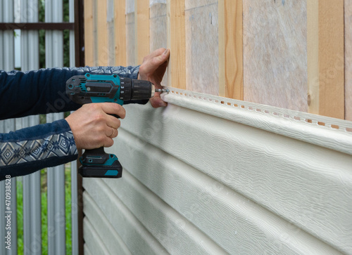 finishing a country house with siding