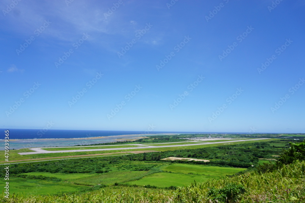 山頂からの沖縄風景、海と空