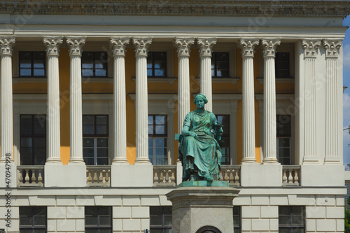 Obraz na płótnie Posąg rzeźba w Poznaniu na placu na tle kolumn w salonie