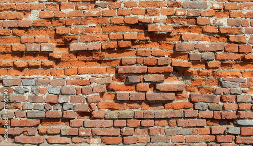 Vecchio Muro di una cascina fatto con mattoni in argilla photo