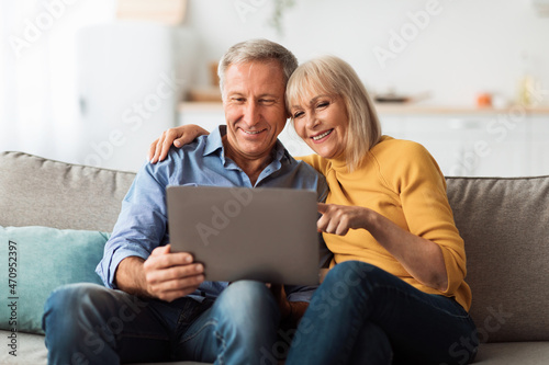 Murais de parede Happy Senior Couple Using Laptop Browsing Internet Together At Home