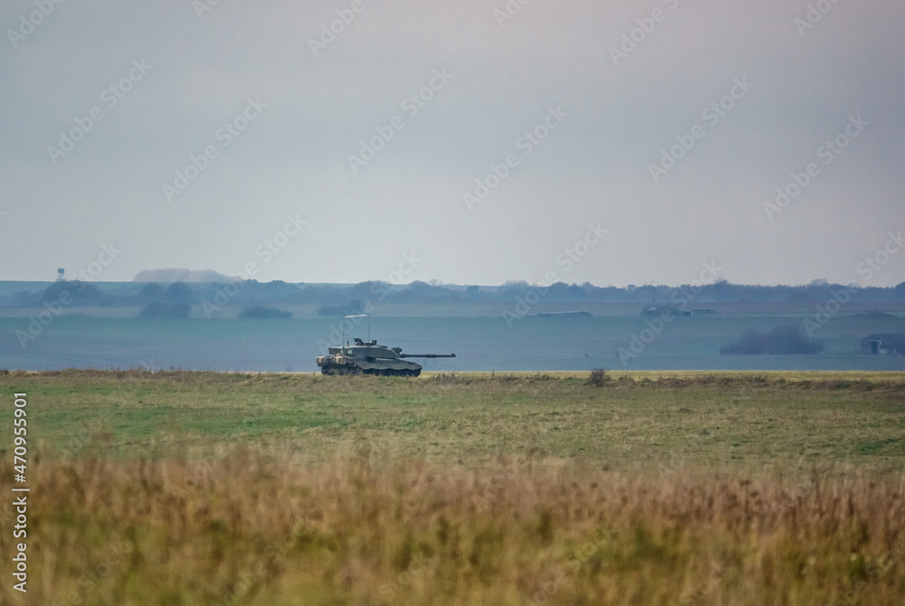 a British Army Challenger 2 FV4034 Main Battle Tank acquires a target on a military exercise, Salisbury Plain, Wiltshire UK
