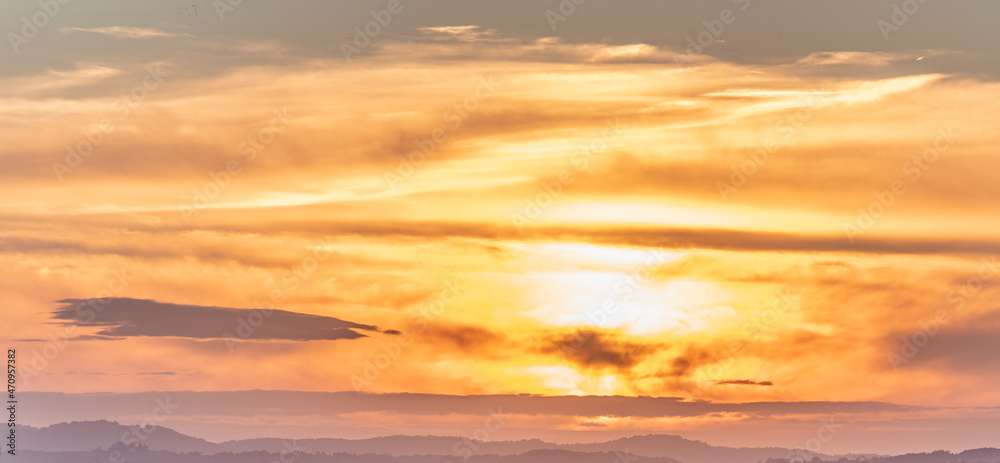 Ciel de feu à l'heure dorée au dessus des collines de Nice sur la Côte d'Azur