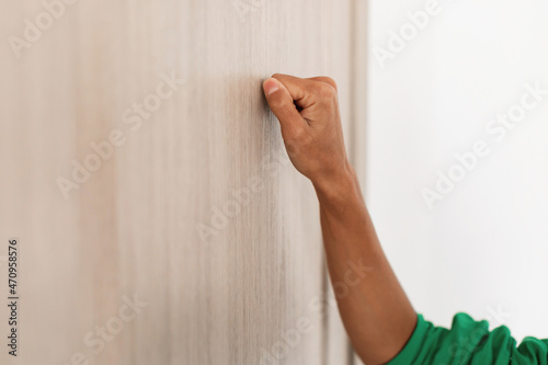 Foto Closeup of woman knocking on the wooden door