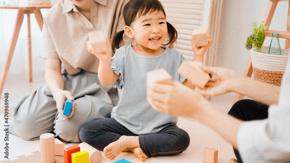 積み木で遊ぶ女の子 積み木で遊ぶ女の子