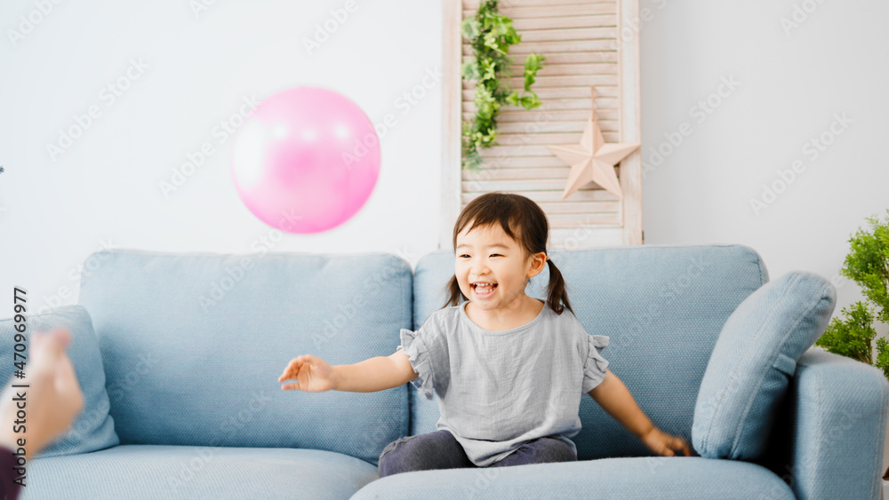 ボール遊びをする女の子 ボール遊びをする女の子